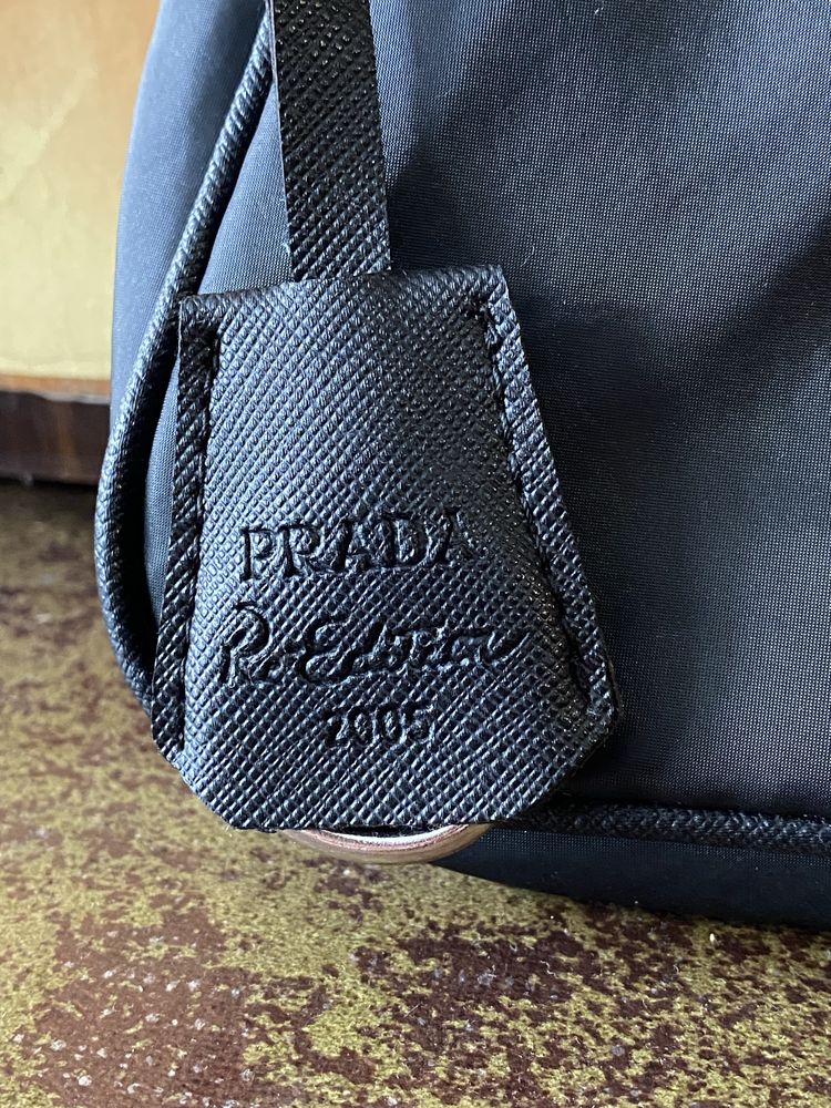 Оригінальна сумка Prada Re-Edition 2005