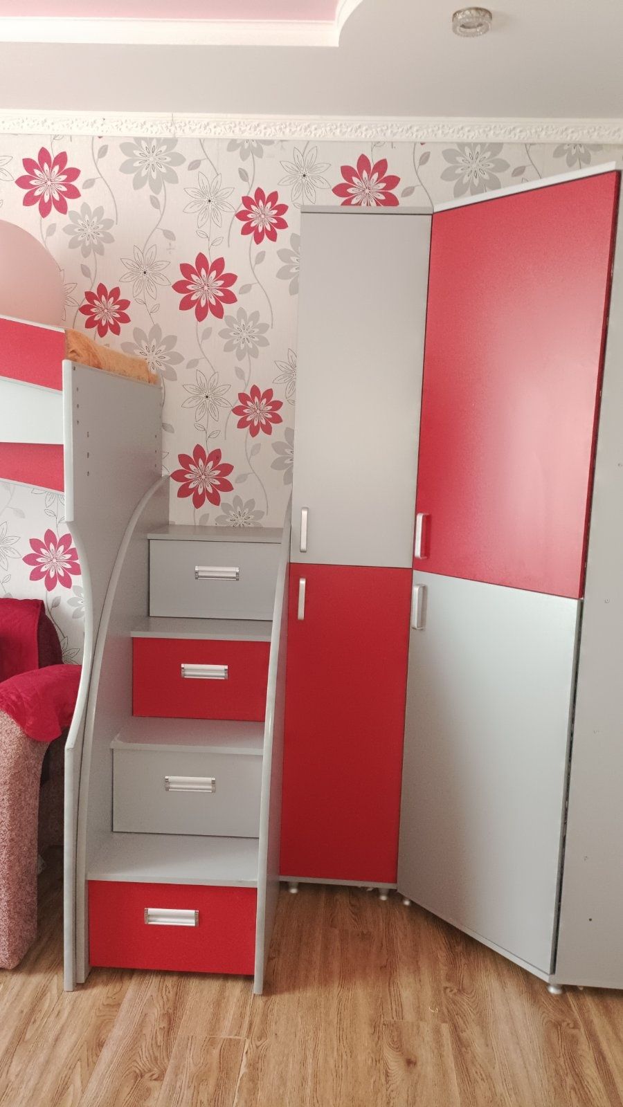 Продам двохповерхове дитяче ліжко, знизу диван, і шафу.