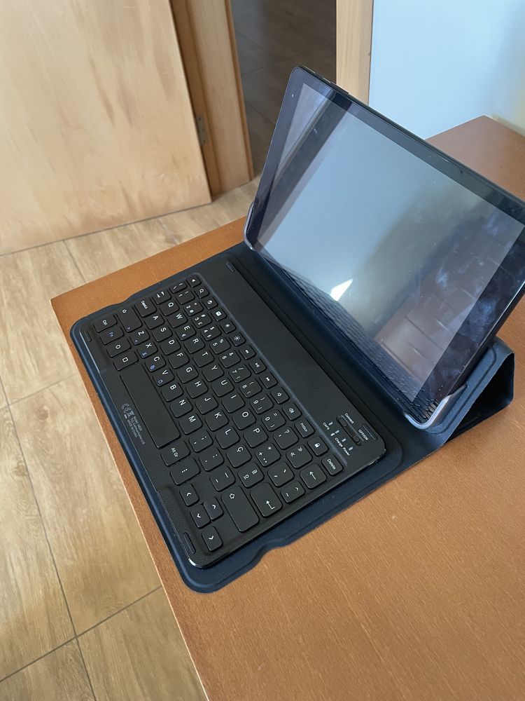 Tablet Alcatel com capa e teclado Bluetooth