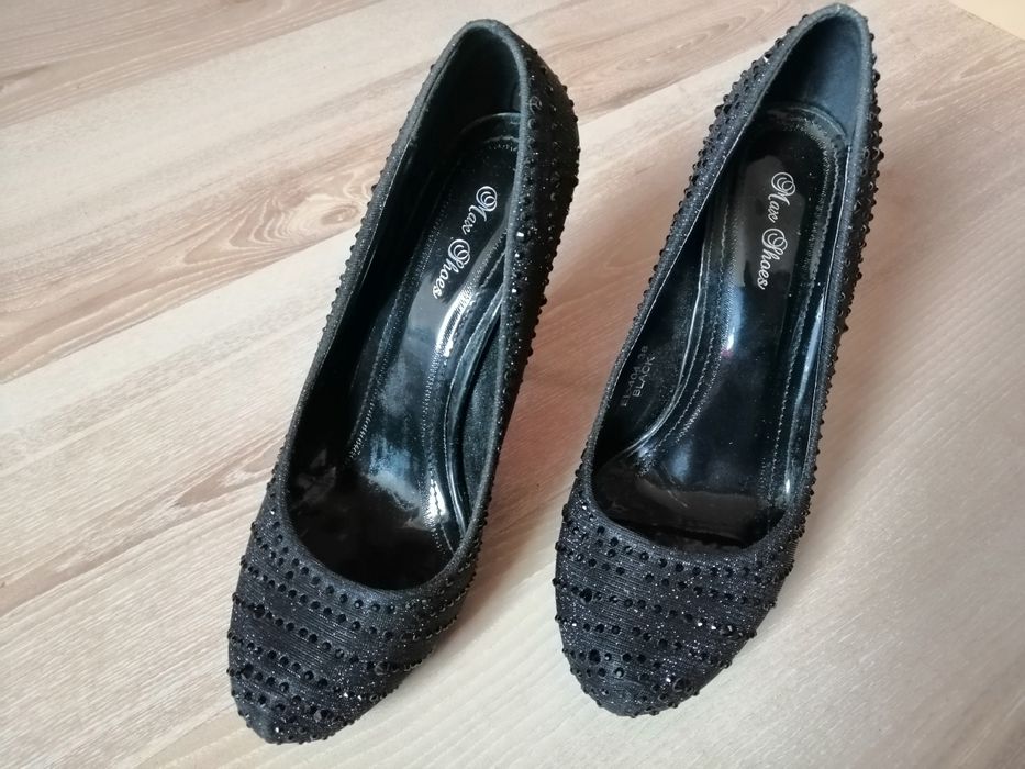 Buty nowe z kryształkami 38