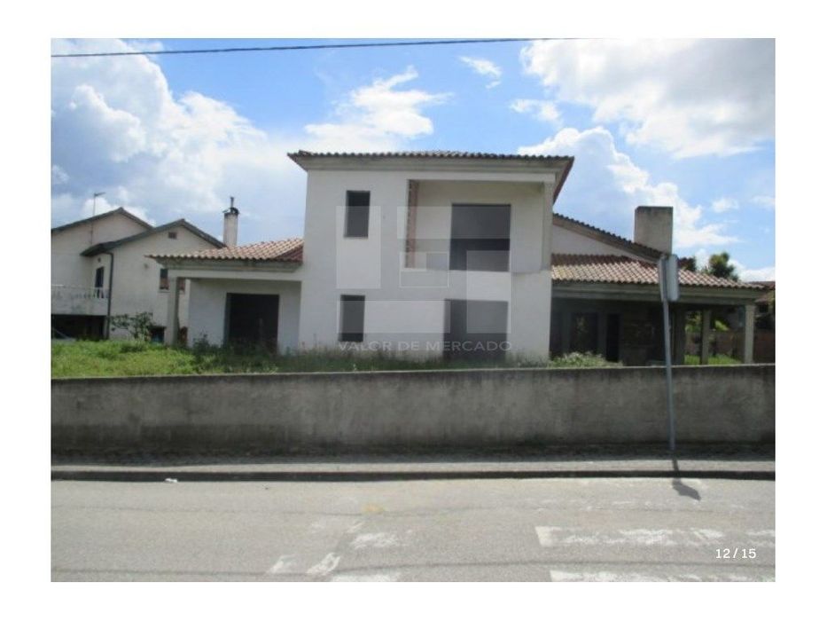 **Moradia unifamiliar isolada inacabada (sem Licença de Utilização)...