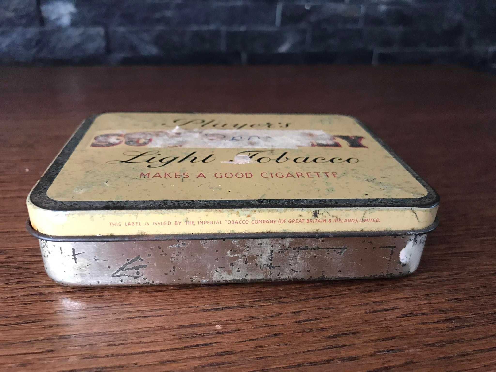 Stare metalowe pudełko na papierosy