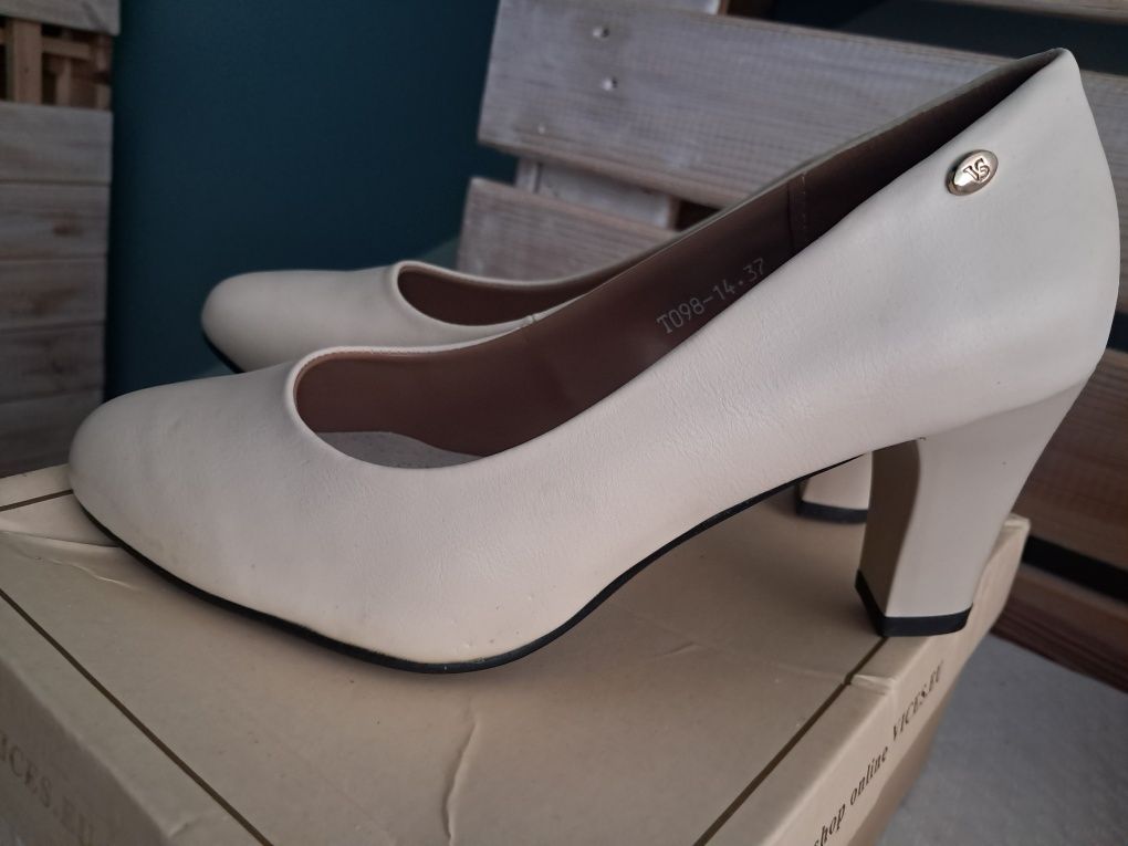 Buty na obcasie, beżowe