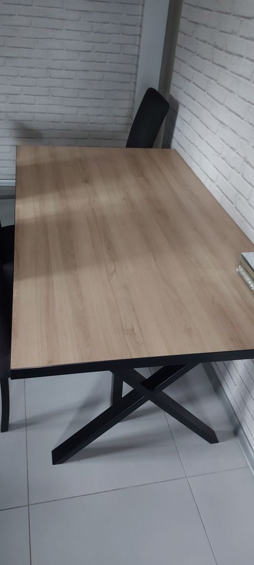 Stół w stylu indriustalnym