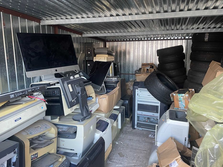 Magazyn z gratami po serwisie komputerowym