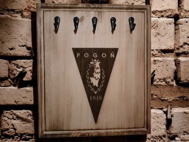 Wieszak uchwyt na klucze z drewna, z grawerem - Pogoń Szczecin