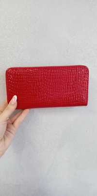 Elegancki czerwony portfel
