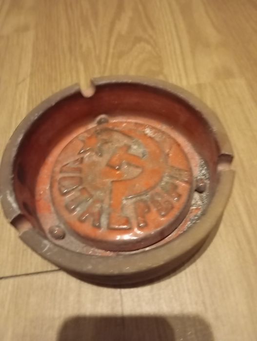 Cinzeiro do PCP em barro pintado