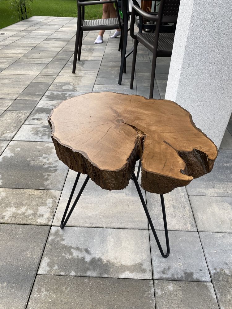 Stolik kawowy z drewnianym blatem.