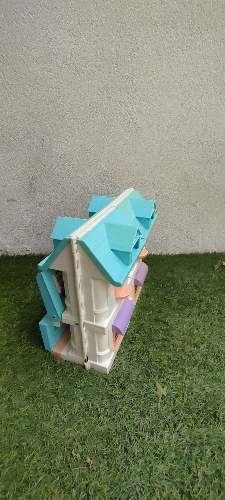 Casa de bonecas com mobília