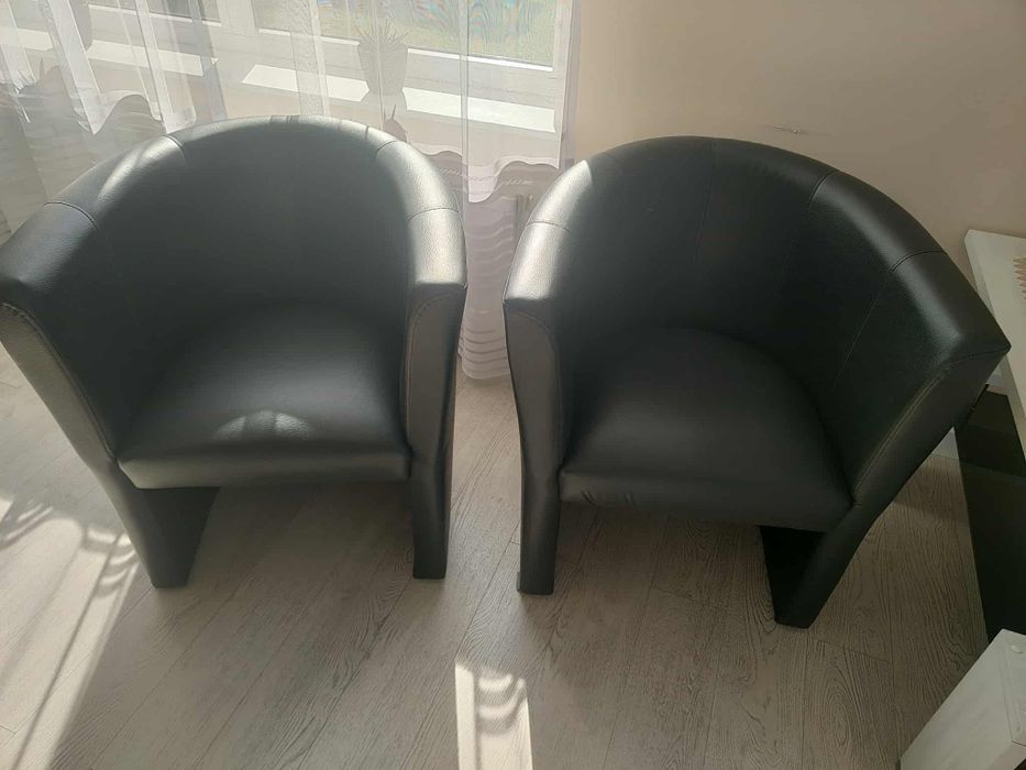 Fotele klubowe w dobrym stanie