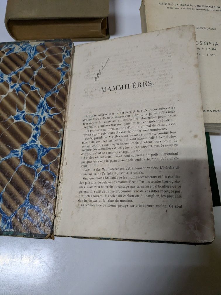 Livro antigo com título lá vie des animaux 1910