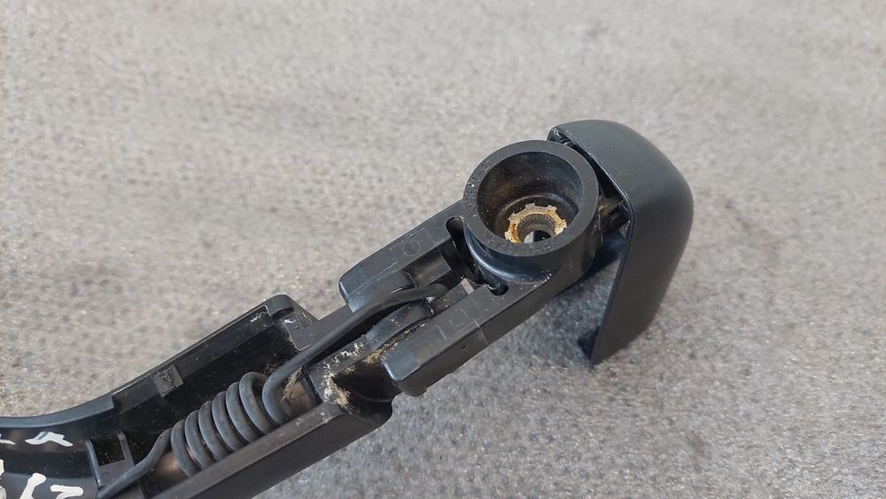 Haste / braço de escova limpa vidros trás TOYOTA Yaris (_P13_)