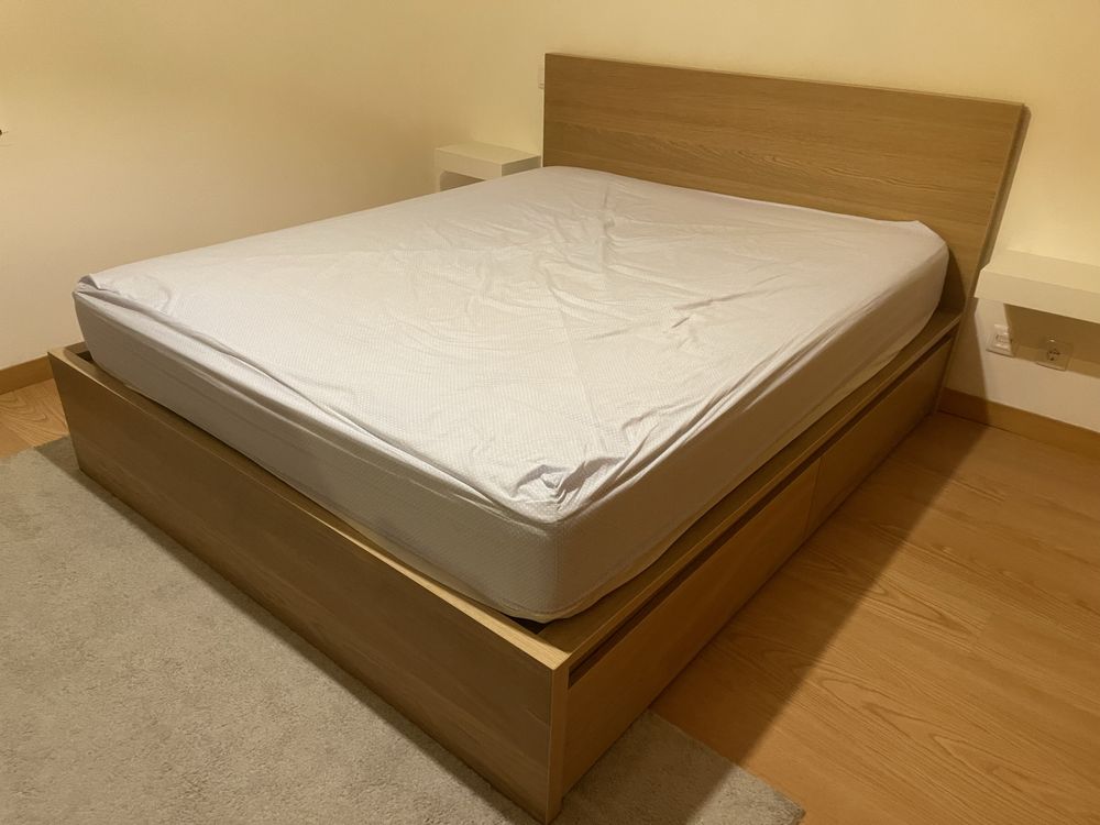 Cama ikea Malm 180x200 com gavetas.