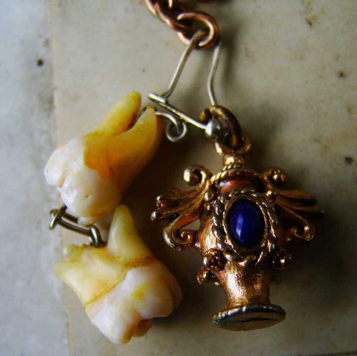 Przeklęty Srebrny Zegarek Ludzkie Zęby z Opuszczonego Szpitala Psych.