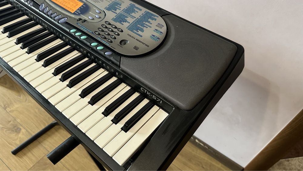 Музичний синтезатор Casio CTK-571, динамічні клавіші, підставка.