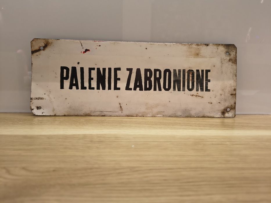 Stara tablica z Prl Palenie Zabronione