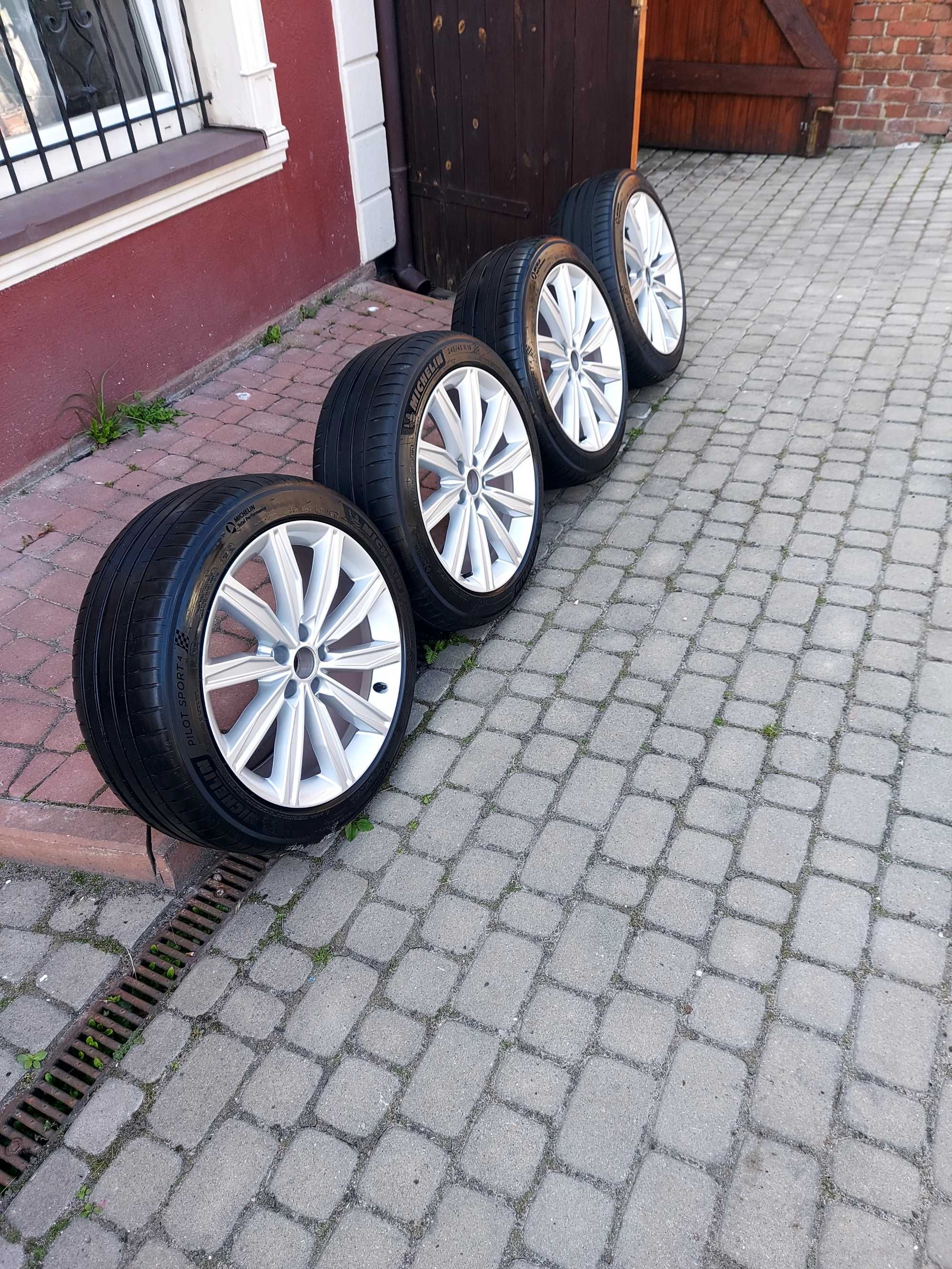 Komlet 4 kół w bardzo dobrym stanie polecam