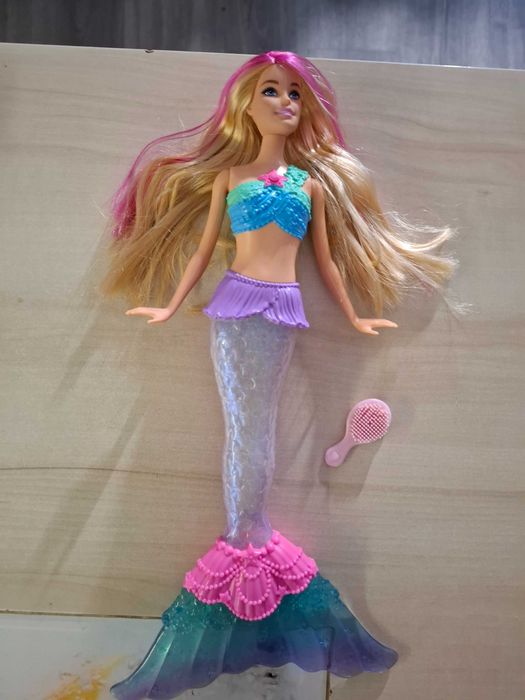 Laleczka syrenka ze świecącym ogonem