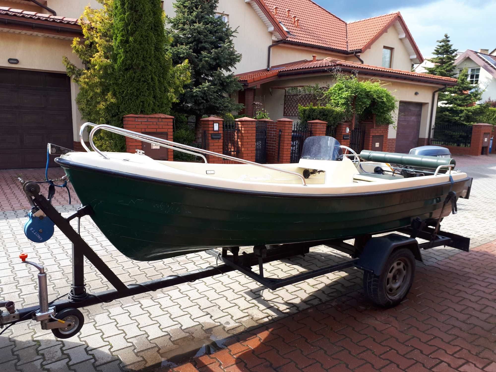 Łódka wędkarska 435 silnik Yamaha 15 KM przyczepka echosonda
