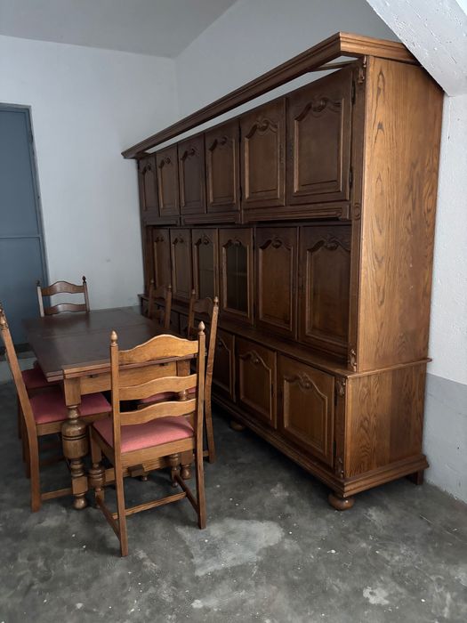 Mesa de sala + seis cadeiras em madeira + Armário de sala de jantar