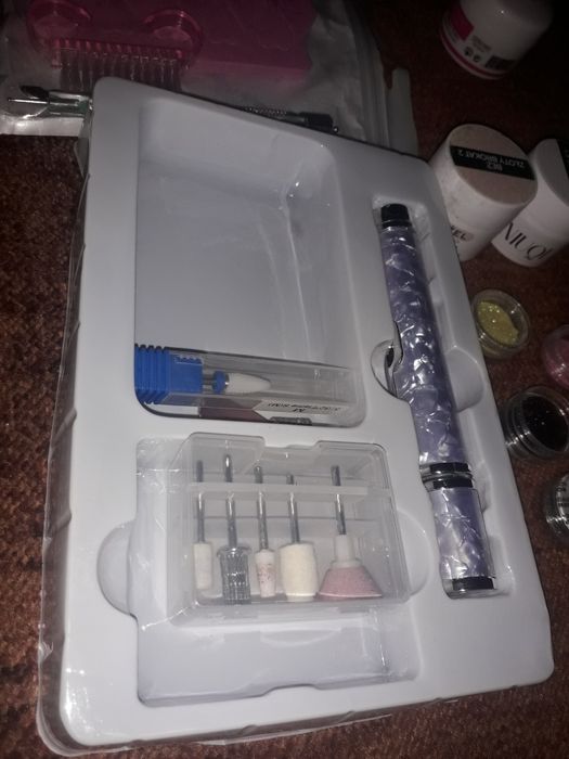 Witam sprzedam zestaw do paznokci razem z kuferkiem  caly komplet
