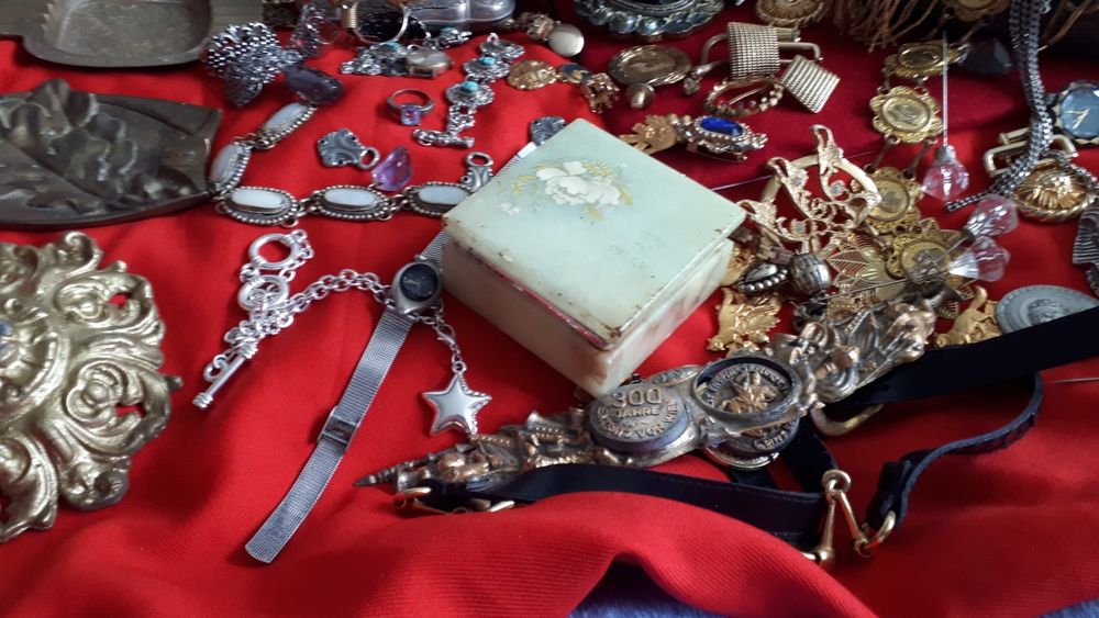 Różne akcesoria 4 szkatuly z marmuru i stare popielniczki