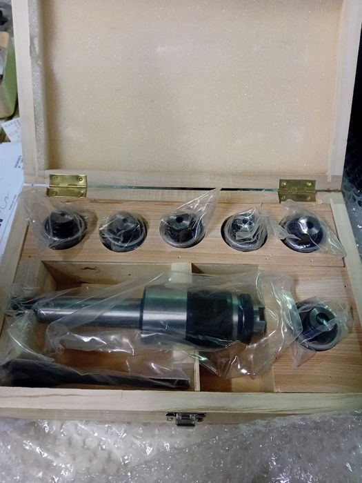 Conjunto de  cabeça de roscar com mandris com embalagem