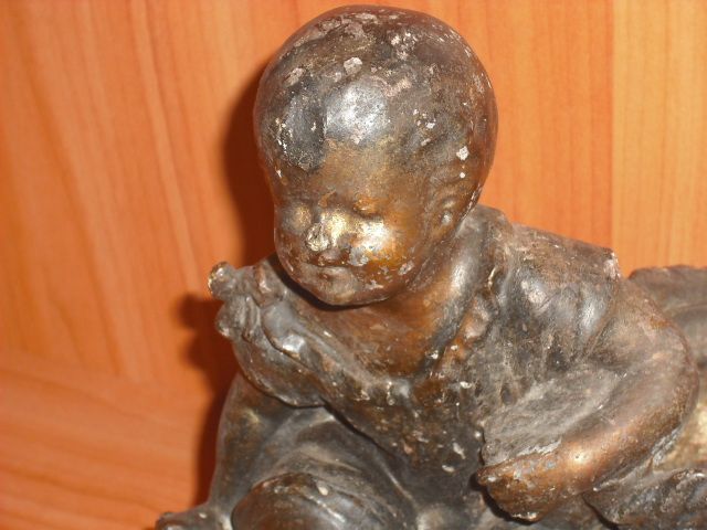 Dziecko z koszem - stara figurka ceramiczna