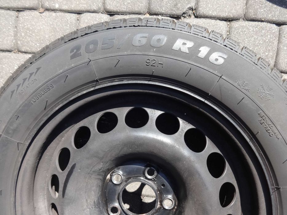 Komplet kół zimowych z kołpakami 16' Audi A4b8 VW