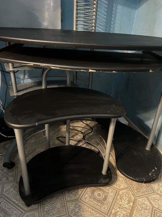 Компʼютерний стіл з додатковою тумбою. В розібраному стані!