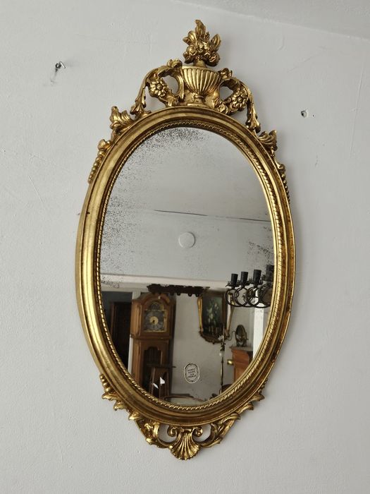 Lustro w złotej ramie Francja