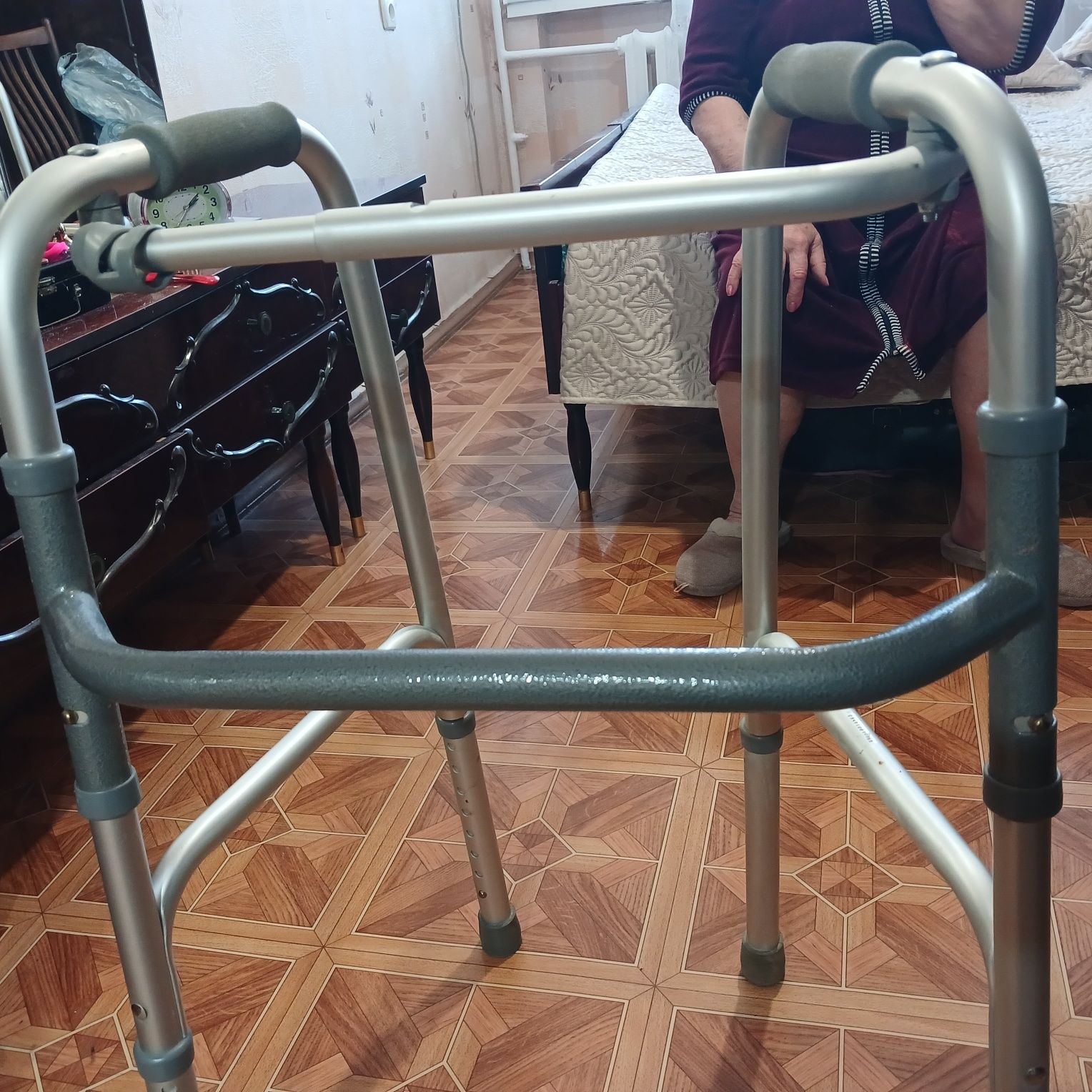Продам ходунки для пожилых людей