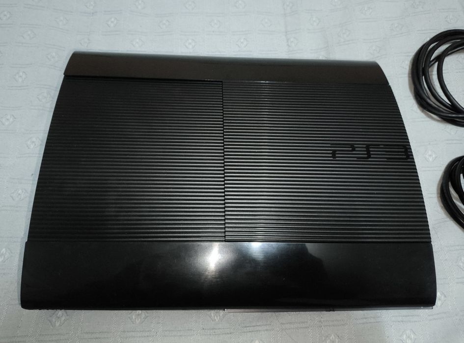 PS3 Super Slim 250GB desbloqueada + comando + cabos