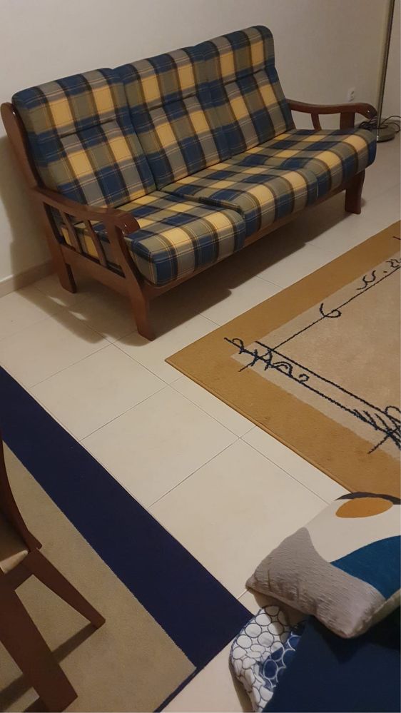Sofa e dois cadeiroes +mesa - como novos