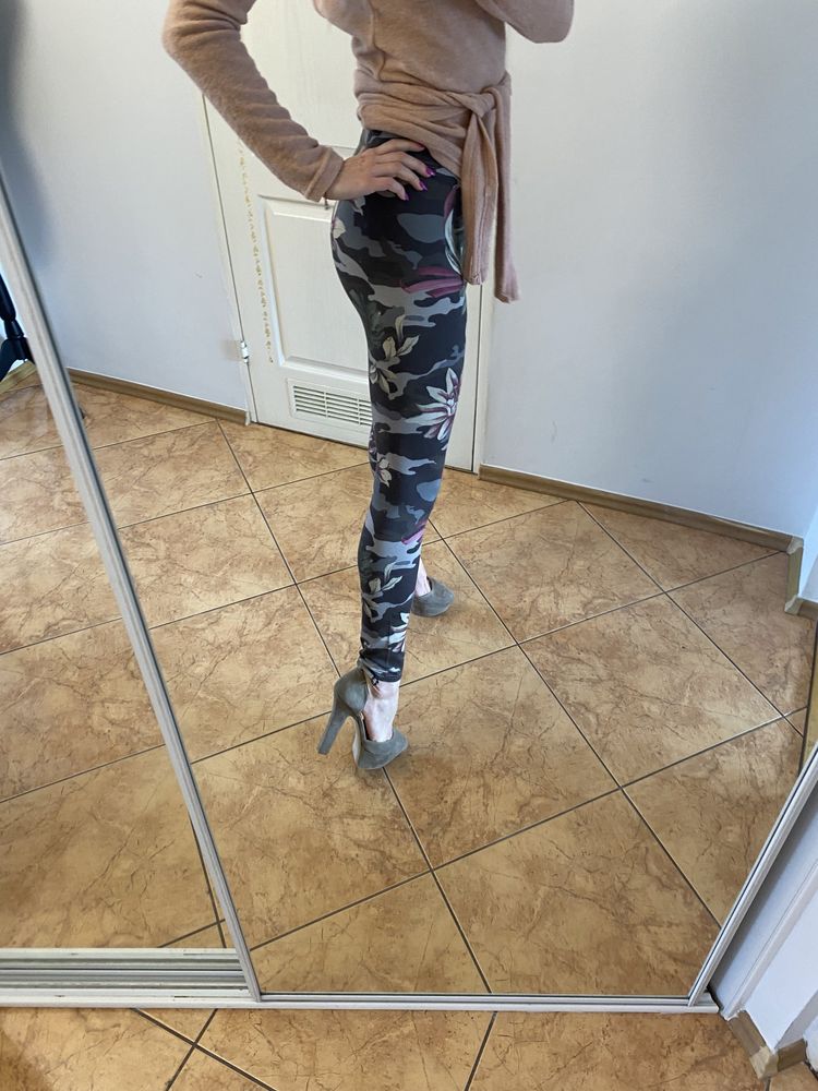 Calzedonia leginsy obcisłe moro kwiaty khaki lilia magnolia