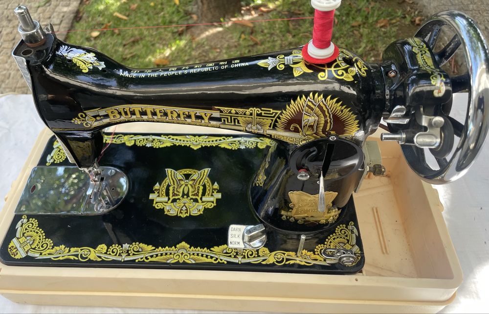 Máquina de costura portátil com motor elétrico, restaurada