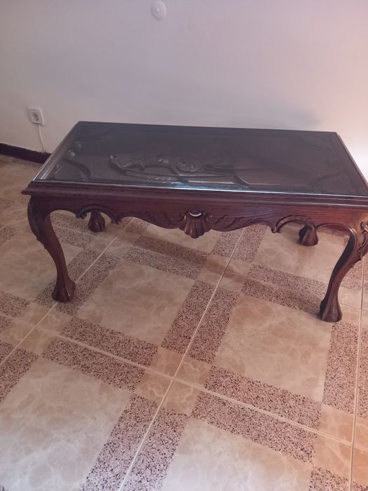 Mesa de centro antiga com trabalhado