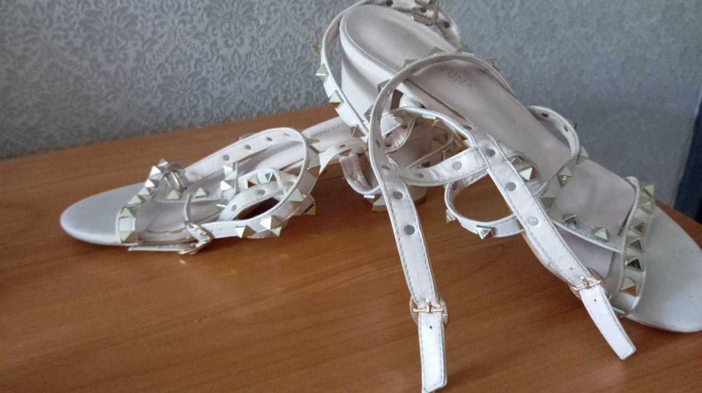 Продам жіноче взуття