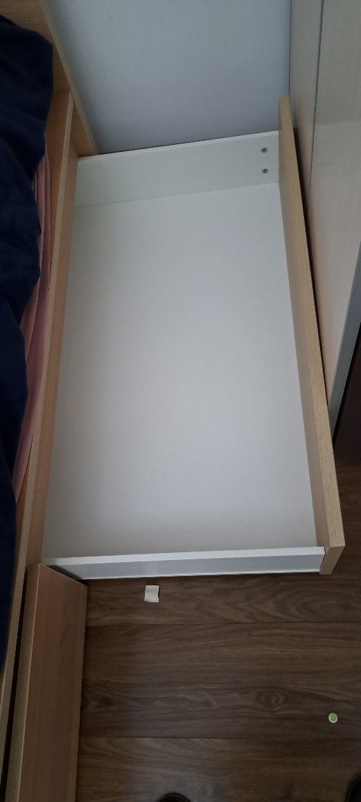 Łóżko z dwoma pojemnikami