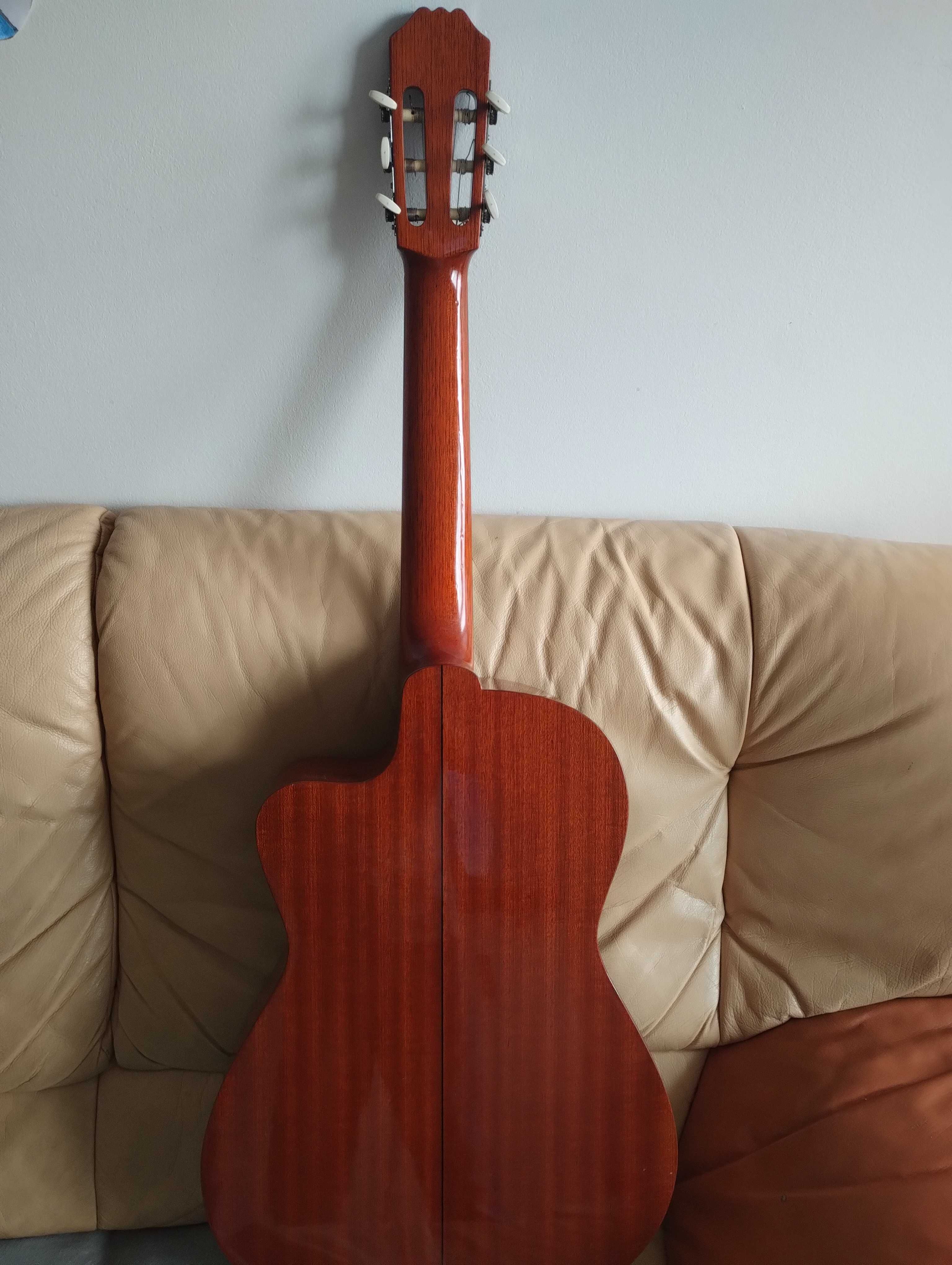 Gitara klasyczna Aria.