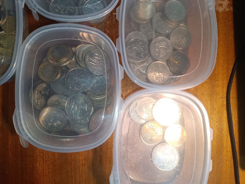 12,5kg de moedas (cerca de 1700 moedas antigas)