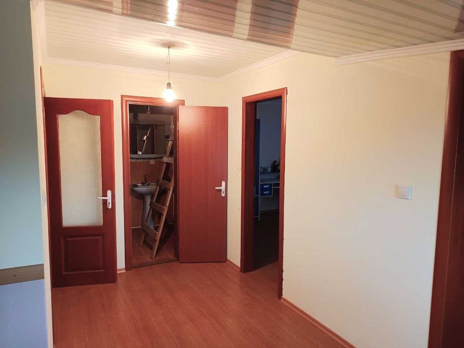 Просторий сучасний будинок з ремонтом, є-відновлення, постанова