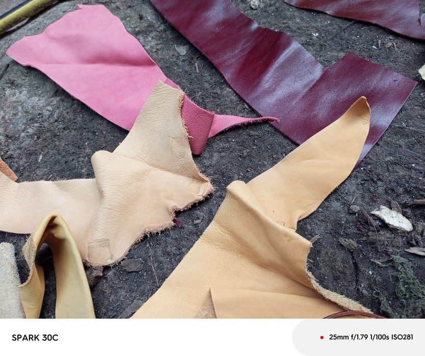 Обрізки шкіри декілька мішків різної форми