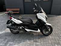 Yamaha xmax 125.