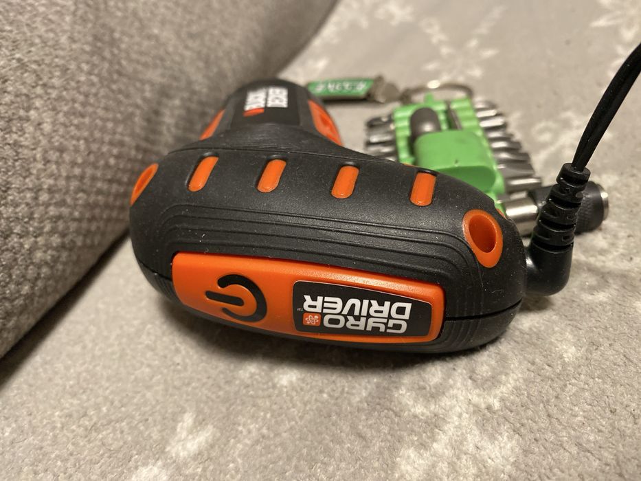 Wkrętak akumulatorowy Black Decker + zestaw bitów