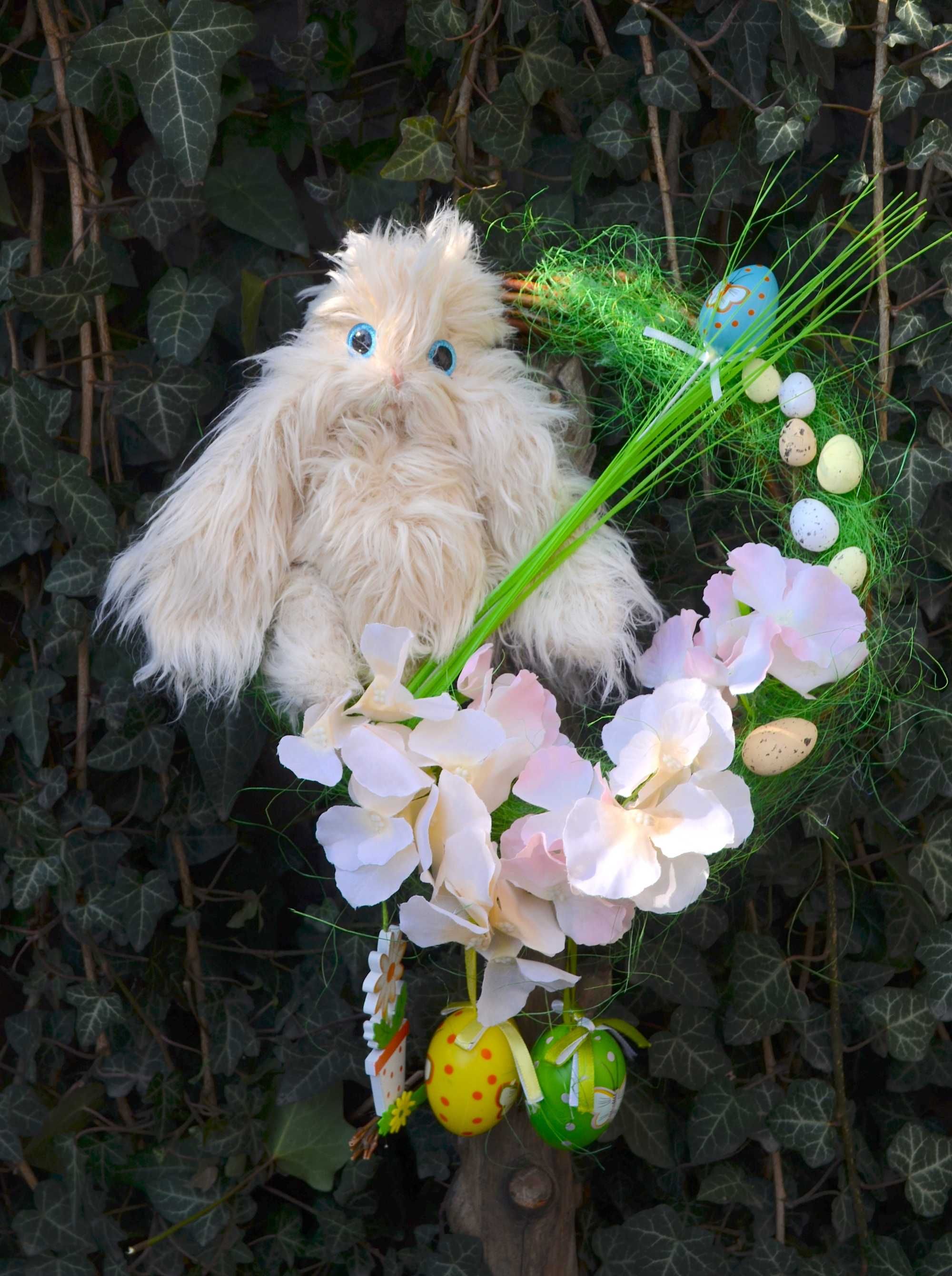 Пасхальный венок с игрушечным зайчиком и цветами гортензии