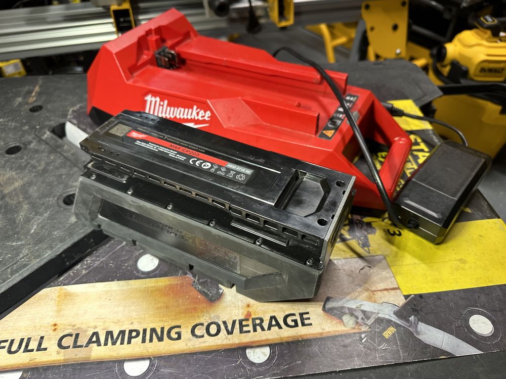 Зарядний пристрій Milwaukee MXF C +Аккумулятор Milwaukee MX FUEL CP203