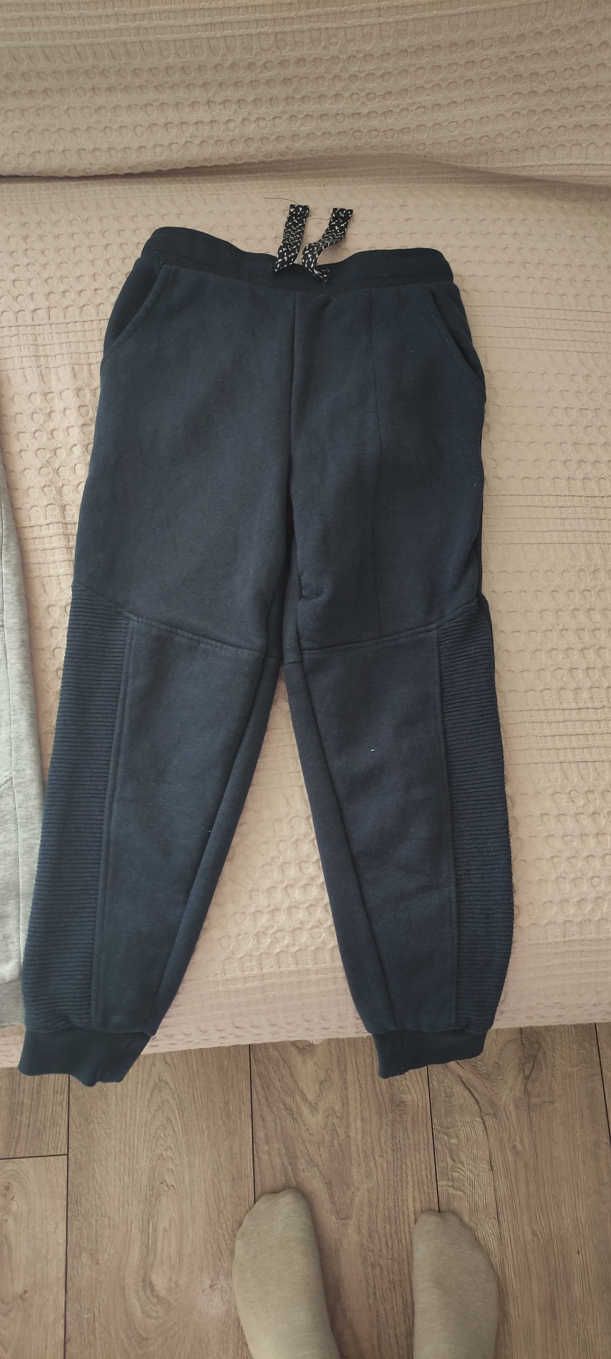 Spodnie dresowe czarne 122-128 lupilu