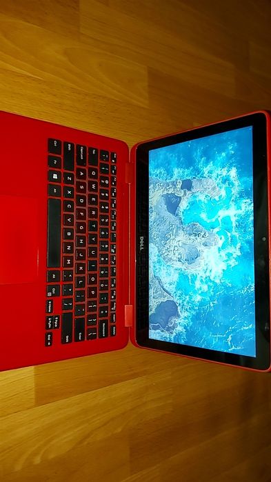 Laptop DELL Inspirion P25T001
